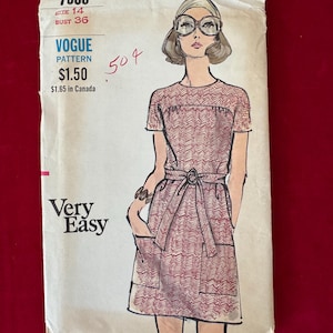 Può includere: Busta di cartamodello Vogue vintage con illustrazione di abito. La busta color crema presenta testo e un disegno di una donna che indossa l'abito. Il testo include "Vogue Pattern", "Very Easy" e il prezzo.