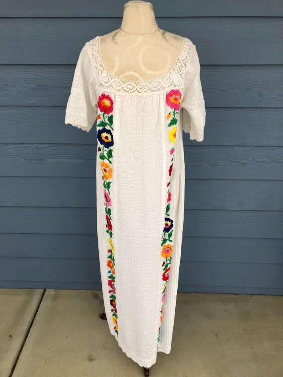 Vintage Womens Long White Mexican Embroidered Folk