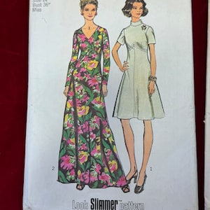 Puede incluir: Patrón de costura Simplicity número 5850 para un vestido. El patrón es para una talla 14, busto 91 cm, y es para mujeres. El patrón muestra dos estilos de vestidos diferentes, uno con estampado floral y el otro de color sólido. El patrón incluye el texto "Look Slimmer pattern".