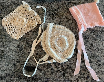 Lote de gorros antiguos victorianos para bebé, tejidos a ganchillo con diseño de encaje y cintas trenzadas; gorro de bebé de ganchillo y gorro de lana rosa con agujeros.