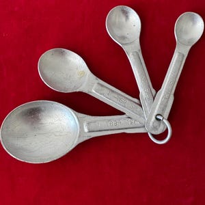 Vintage 4 Piece Aluminum Measuring Spoon Set 1 Tbsp, 1 tsp, 1/2 tsp and 1/4 teaspoon~ measuring spoons, farmhouse kitchen decor