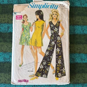 Può includere: Modello di cucito Simplicity vintage con illustrazioni di abiti e una tuta degli anni '60. La copertina mostra tre donne in diversi outfit. Il modello include un abito mini e una tuta con stampa floreale. Il testo "Simplicity" è visibile.