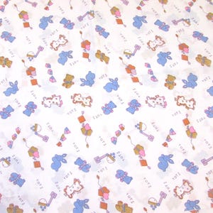 Vintage beren en speelgoed witte, blauw en roze stijvere katoenen stof 44&quot; B X BTY ~ katoenen teddybeerstof, minibeer met speelgoedstof