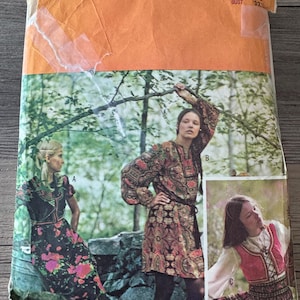 Puede incluir: Patrón de costura EDB0 vintage para vestido, blusa y chaleco de mujer. El patrón presenta tres diseños diferentes, incluyendo un vestido largo floral, una túnica estampada y un chaleco con falda. Talla 10, contorno de busto 82.5 cm.