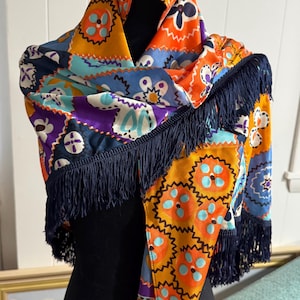 1960’s psychedelic print Fringe Triangle shawl blue hem 64” - boho shawl, hippie shawl, colorful shawl, Gypsy shawl, costume shawl
