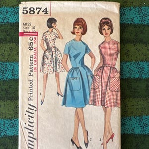 Puede incluir: Un juego de tres tazas de cerámica con un acabado moteado y mate. Las tazas son de color crema, gris claro y gris oscuro. Cada taza tiene un diseño simple y minimalista y un asa redondeada. Las tazas están apiladas.