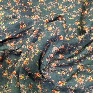Vintage bosgroen en perzik miniprint bloemen rayonstof 58&quot; b x 56&quot; l ~ rokstof, soepelvallend rayon, shirtstof
