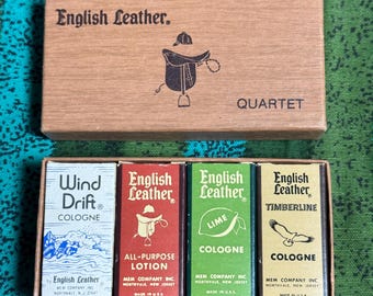 Puede incluir: Un set de regalo vintage English Leather Quartet en una caja de cartón marrón que contiene cuatro frascos pequeños. El set incluye colonia Wind Drift, loción multiusos English Leather, colonia de lima y colonia English Leather Timberline.