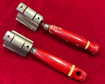 Antike A & J Messerschärfer mit rot lackiertem Holzgriff 7 ”Langes Patent angewendet für - Messerschärfer, A und J roter Spitzer