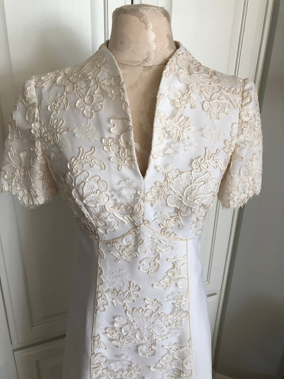 Vintage Off White Alencon Lace Short Sleeve V Nec… - image 5