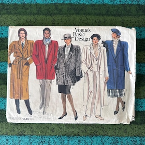 Wzór krawiecki Vogue z lat 80. XX wieku nr 1446. Płaszcz Misses o luźnym kroju w 2 długościach z kołnierzem i kieszeniami naszywanymi. Rozmiar 8-12. Nierozcięty – płaszcz zimowy.