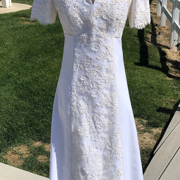 Vintage Off White Alencon Lace Short Sleeve V Neck Modest Wedding Dress Size 6-8- vintage modest wedding gown, off white bridal gown