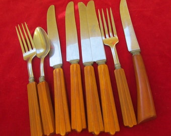 Vintage DUNLAP Brown Ribbed Bakelite Handle Stainless Cutlery Flatware; 2 forks, 5 Knives, 1 Spoon, 8 piece flatware