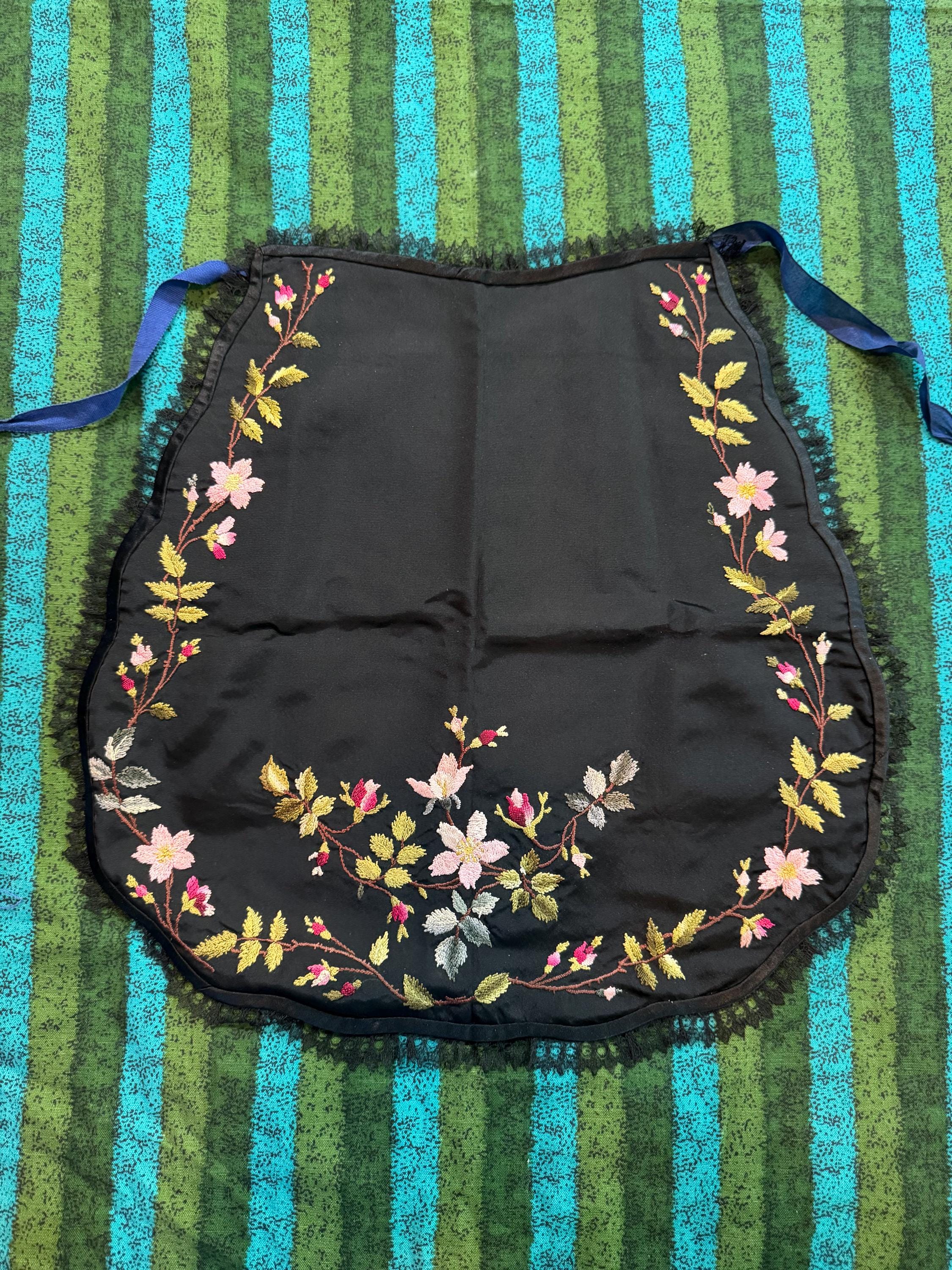 【美品】venit LACE EMBROIDERY APRON BLOUSE Victorian Black Satin Mourning Half Apron Floral Embroidered