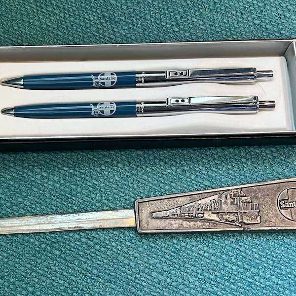 RARE lot de stylos et crayons NIB Sante Fe Railroad Paper Mate des années 1970 fabriqués au Mexique et coupe-papier en étain Sante Fe Railroad - Santa Fe