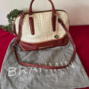 Bolso de mano BRAHMIN Duxbury de dos tonos en piel de cocodrilo sintética repujada en alabastro y marrón con bolsa de almacenamiento ~ bolso de mano para mujer