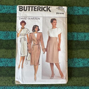 Op de afbeelding: Een vintage Butterick naaipatroon met illustraties van damesjurken en -pakken. Het patroon bevat de tekst "David Warren" en de maat "12-14-16". De omslag heeft een witte achtergrond met een groen en blauw gestreept patroon.