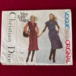 Può includere: Un cartamodello vintage per un abito di Christian Dior. Il cartamodello è per un modello Very Easy Vogue e è numerato 1756. Il cartamodello mostra due modelle che indossano l'abito, una in versione rossa e una in versione blu.