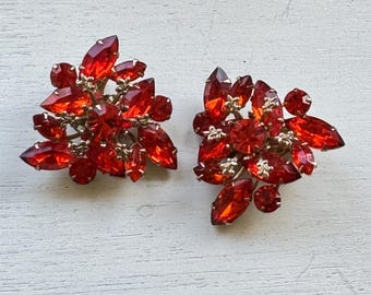 Pendientes de clip Judy Lee color naranja quemado con diamantes de imitación en forma de marquesa y rojo fuego: pendientes rojos brillantes, estilo años 50.