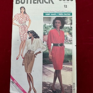 1988 Butterick Schnittmuster 6560 Misses Locker sitzendes Mieder und vorne spitz zulaufendes Faltenrock Kleid, Größe 44 Ungeschnitten, 80er Jahre Kleid