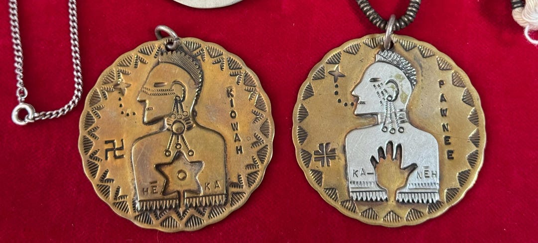 【60's〜70's】Indian Jewelry ネックレス 刻印 SV925 Vintage Native Kiowa & Pawnee Indian Stamped Brass Disc Warrior