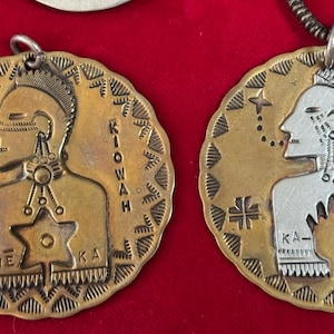 Vintage Native Kiowa & Pawnee Indianer gestempelt Messing Disc Krieger Kopf mit Silber Anhänger Halskette mit zusätzlichem Anhänger mit Stern