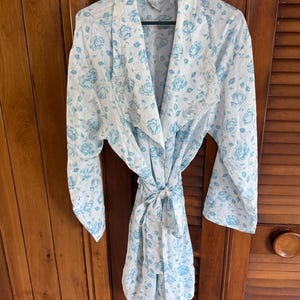 Vintage Blue rose Embossed Polyester Short Wrap Robe Size XL- feminine robe, floral satiny robe, Nordstrom lingerie