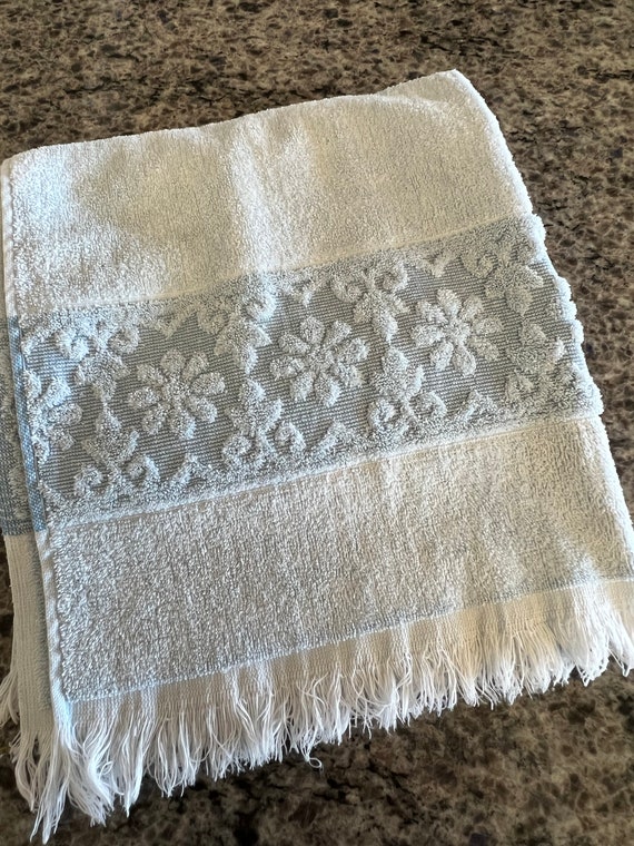 Vintage JC Penney Blue Sculpted Daisy Border Bath Towel Vintage