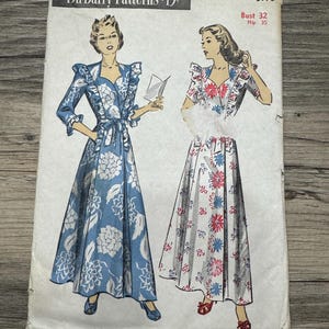 Könnte beinhalten: Vintage-Schnittmuster für ein Kleid mit Blumenmuster. Das Schnittmuster ist von Du Barry Patterns und ist für eine Büstenweite von 32 und eine Hüftweite von 35. Die Schnittmuster-Nummer ist 5996.