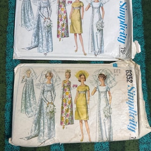 Puede incluir: Dos sobres de patrones de costura Simplicity vintage. Los patrones presentan ilustraciones de mujeres con vestidos de novia y otros vestidos formales. Los sobres están etiquetados como "6352" e incluyen información sobre tallas y precios.