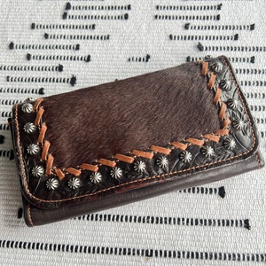Carteira feminina de couro legítimo Cowtown Pony Hair da American West com três dobras e tachas - Carteira de couro feminina, carteira feminina ocidental