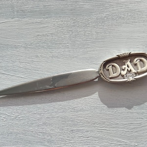 Abrecartas vintage de metal "DAD" de 19 cm. Regalo para el Día del Padre, abrecartas plateado, material de oficina vintage.
