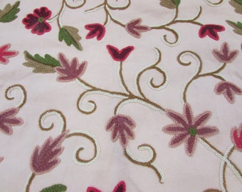 Vintage Crewel-Bordeaux-Jakobean-Stickerei auf beigem Baumwoll-Quadrat-Polsterstoff 27 "B x 27" W-Crew-Stickerei-Kissen, Stoff