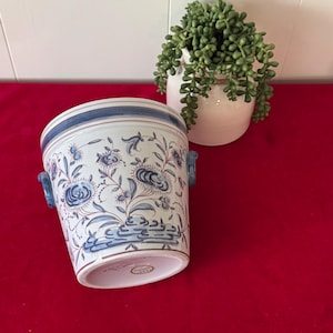 Vintage Mottahedeh French Courting Couples Fragonard Blue & Pink Ceramic Cache Pot Planter No 3581 7” - Mottahedeh planter, courting couples
