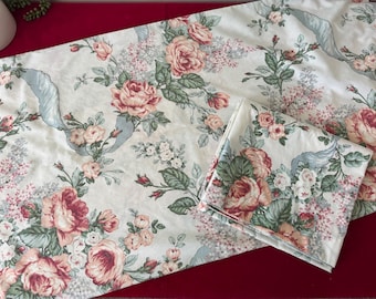 Vintage 90er Wamsutta Blue Ribbon Pink Floral Romantisches Florales 2er Set King Kissenbezüge- Wamsutta Bettwäsche, 90er Jahre Schlafzimmer, blaues Schleifenblatt