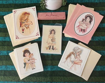 Coleção Jan Hagara dos anos 1980 com 32 cartões em branco e 8 cartões postais com os nomes Lana, Allegra e Olivia. Cartões de Natal e cartões infantis da Jan Hagara.