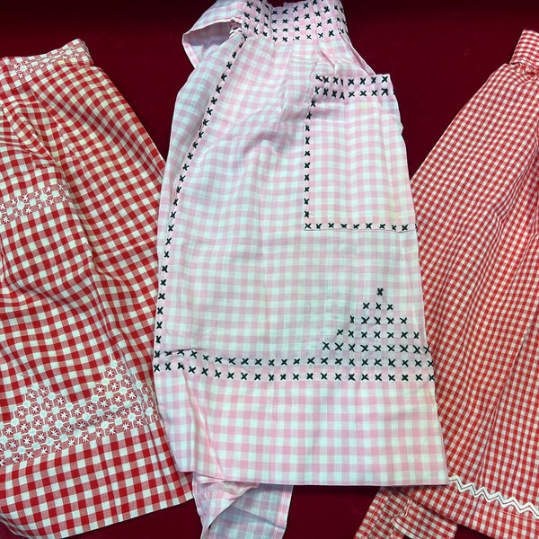 U CHOOSE ~ Demi-tablier en coton Vichy des années 1950 avec des motifs de broderie ~ Demi-tabliers rouges ou roses ~ Tablier grand-mère, tablier Vichy