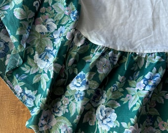 Falda de cama Martex verde con estampado floral y volantes, tamaño king, con flores moradas - Falda de cama king, verde floral king, falda de cama