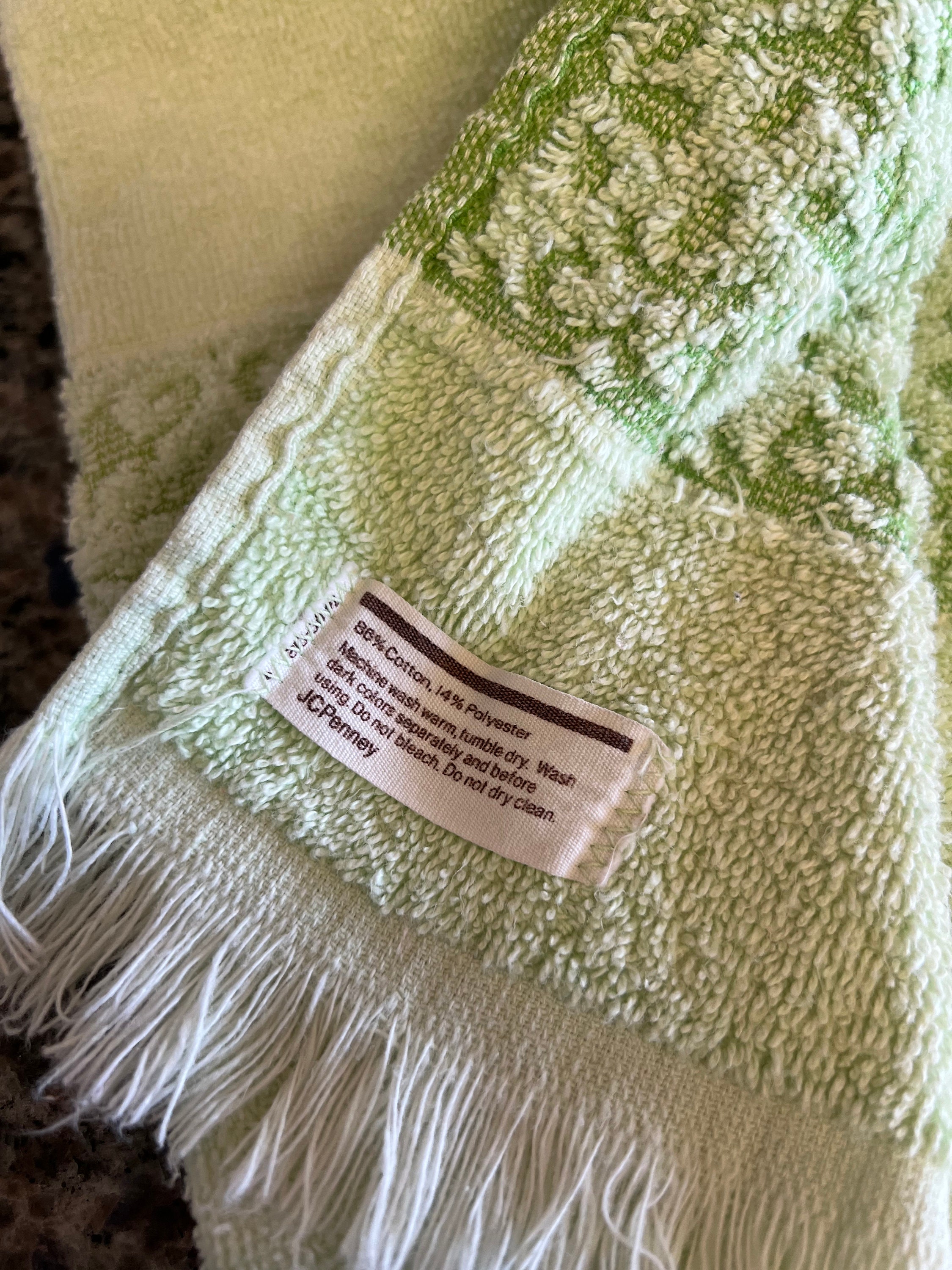 Buy Vintage JC Penney Green Sculpted Daisy Border Bath Towel & 2 Online in  India - Etsy