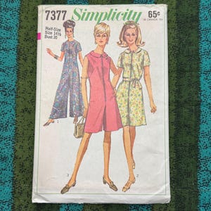 Könnte beinhalten: Ein Set aus drei Keramikbechern mit gesprenkelter, matter Oberfläche. Die Becher sind in den Farbtönen Creme, Hellgrau und Dunkelgrau gehalten. Jeder Becher hat ein schlichtes, minimalistisches Design und einen abgerundeten Henkel. Die Becher sind aufeinander gestapelt.