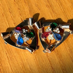 Lote raro de 2 broches de piel con diamantes de imitación multicolores, broches para zapatos, broches con forma de triángulo dorado de 1 1/2&quot; con clip de piel vintage, Jeray