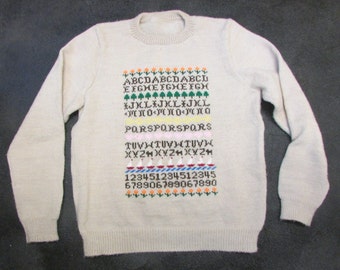 SELTENER Vintage Beige Wollpullover im „Sampler“-Look mit Alphabet auf der Vorderseite – Sampler-Sammler, Sampler-Pullover