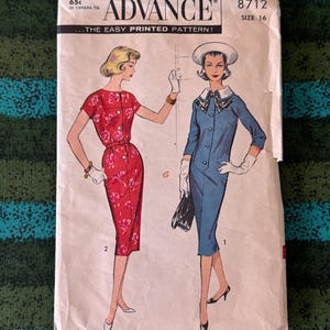 Puede incluir: Patrón de costura Advance vintage, talla 16, con ilustraciones de dos vestidos. Uno es rojo con estampado floral, el otro es azul con cuello blanco. El texto dice "ADVANCE...THE EASY PRINTED PATTERN!"