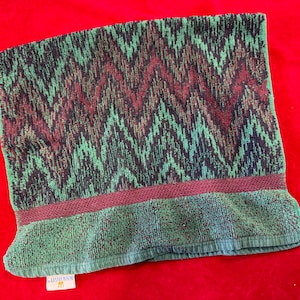 1990’s Fieldcrest Royal Velvet Emerald Green, Burgundy Reversible Southwest Chevron Pattern Hand Towel- masculine bathroom, 1990’s bathroom