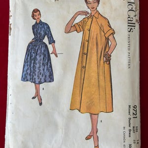 Puede incluir: Patrón de costura vintage McCall's para un vestido duster. El patrón es para las tallas 14 y 32 de busto. El patrón está impreso en un fondo blanco con una ilustración amarilla y azul de dos mujeres que llevan el vestido.