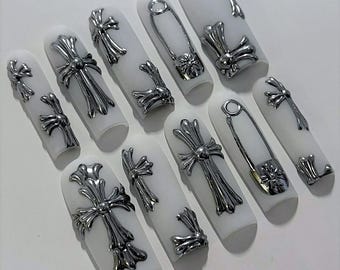 Uñas postizas de inspiración gótica, uñas de gel con forma de corazón cromado 3D, set de uñas con diseños góticos en gel plateado en relieve, decoración de uñas inspirada en el Año Nuevo 2000, uñas de Halloween