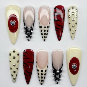 Punk Rock Press On Nails, Rot Schwarze Stiletto Nägel mit Punkt, 3D Nieten Punk Rock Nail Art, französische Nägel, Y2k Nägel, Gothic Nägel