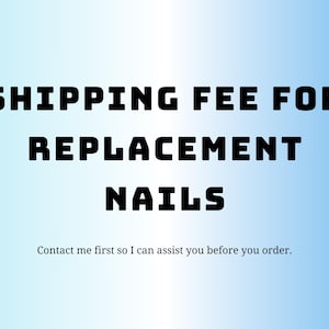 Puede incluir: Imagen con texto: "SHIPPING FEE FOR REPLACEMENT NAILS." Texto adicional: "Contáctame primero para que pueda ayudarte antes de realizar tu pedido." El fondo es un degradado de azul claro a blanco.