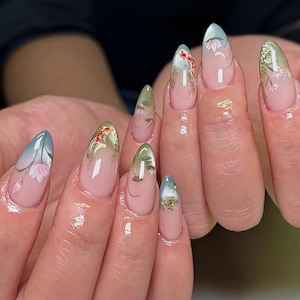 Lotus Pond Press On Nails, Koi Fish Nail Art, Grönguld Transparenta Naglar, Zen Botaniska Naturnaglar, Sommarnaglar, Lösnaglar