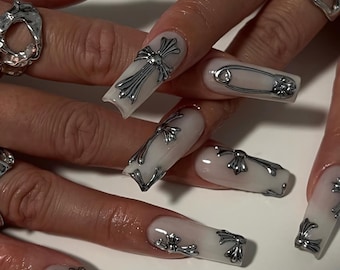 Uñas postizas con cruz gótica cromada, diseño de cruz plateada 3D, set de uñas con diseños de gel plateado en relieve, diseño de uñas inspirado en el Y2K, uñas cromadas